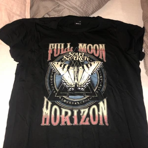 Svart oversized T-shirt  - Super skönt material, knappt använd och inga skador på den. Säljer den eftersom att jag nästan aldrig använt den utan och är inte min stil.