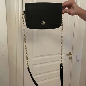 Tory Burch - Säljer min eleganta och vardagliga väska från Tory Burch🤩❤️‍🔥Väskan är äkta och köpt från New York❗️ Den är i väldigt fint skick och kan användas i flera olika tillfällen, svart passar till allt😍🤩 Skriv till mig för fler bilder och mått! pris kan diskuteras 