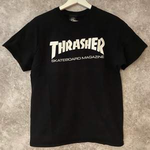 T-shirt från Thrasher. Använd ca 3 gånger så den är i väldigt bra skick. Lite längre tröja (men jag är 157cm, kan vara därför den är lång på mig) och någorlunda tight runt midja och höfter. 