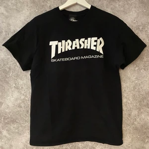 Thrasher T-shirt - T-shirt från Thrasher. Använd ca 3 gånger så den är i väldigt bra skick. Lite längre tröja (men jag är 157cm, kan vara därför den är lång på mig) och någorlunda tight runt midja och höfter. 