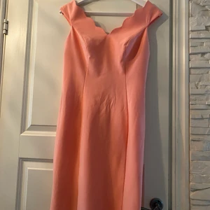 En  fin aprikos rosa klänning,knälång  - Endast använd i ett par timmar, priset kan diskuteras 
