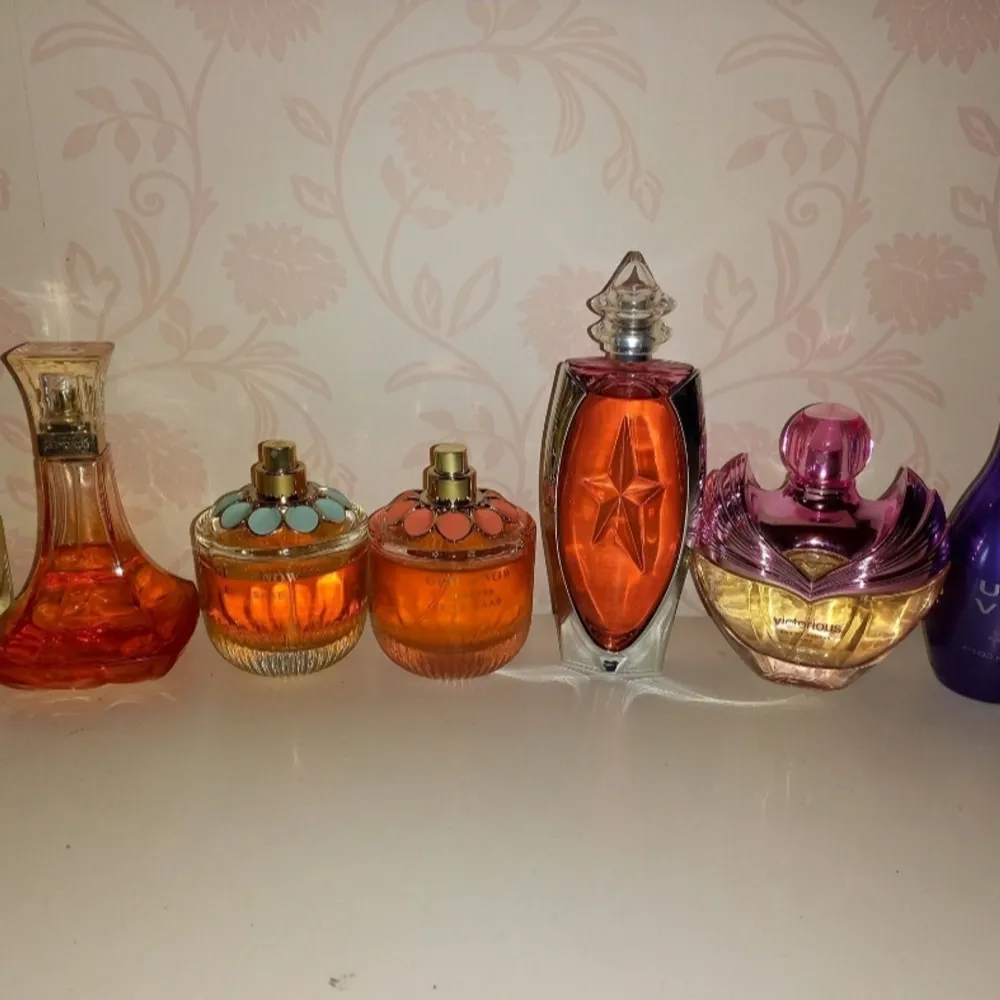 Endast testade; Thierry Mugler Angel Muse 100ml, Ultra Venus 100ml, Elie Saab girl of now 90ml, elie Saab girl of now forever 90ml, victorious limited edition 100ml, la rive 30ml lite anvĂ€nd; Beyonce heat rush 100ml (korkens kant lossnat en bit ) söker du nĂ„got speciellt (mĂ€rkesklĂ€der, smik, parfym, jackor,skor mm ett mess. Flera bilder finns att fĂ„.đž đ Postas över hela Sverige . Asusteet.