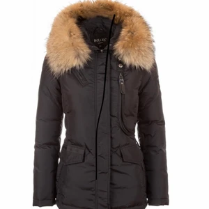 Hollies jacka  - Säljer min Hollies vinter jacka med päls krage. Den är använd i ca 1 månad men i fint skick fortfarande ! Den är i storlek 34 och är figur sydd, går att anpassa hur i åtsittande den ska va i midjan ! 