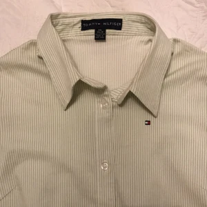Tommy hilfiger skjorta  - Barnstorlek... som en vuxen XS. Stretch-material på tyget!