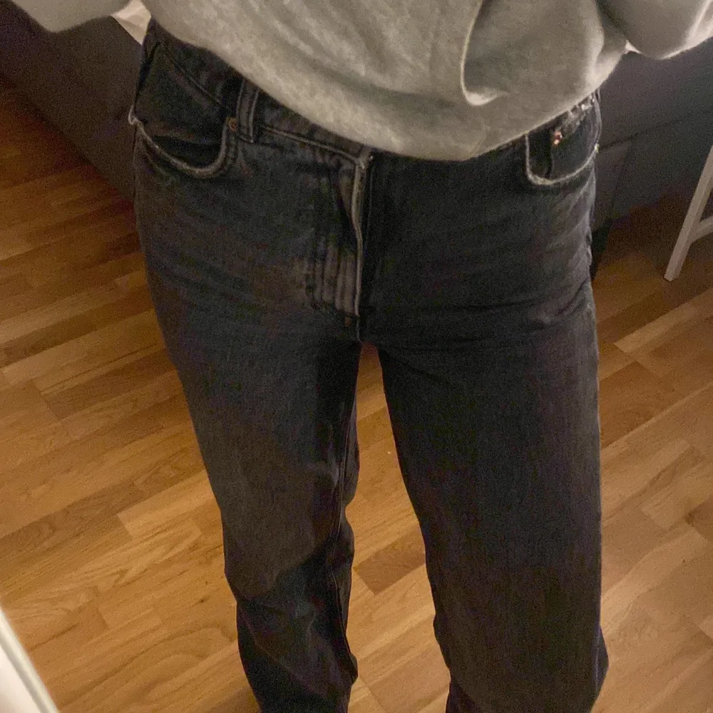 Ett par svarta zara jeans som inte kommer till användning. Jag är 173 cm lång. Köparen står för frakt :)). Jeans & Byxor.