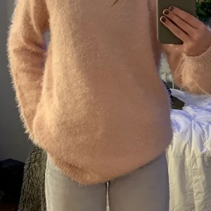 Mjuk rosa sweater  - En mjuk rosa sweatshirt köpt ifrån lager 157. Säljer på grund av att jag aldrig har använt den och den är inte riktigt i min stil. Köpte för priser 120 så säljer denna för 40. Kontakta mig för frågor, mer bilder, mm.
