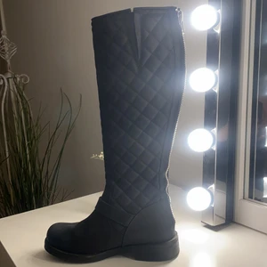 Stövlar  - Höga stövlar som slutar vid knävecket. Kommer från Urban Project. Köpta i oktober 2020. Storlek 37. Insidan lite svarta pga ett par svarta Jens som färgat av sig lite grann. Andvända 2-4 gånger. Ser ut som helt nya. Behandlade mot vatten samt att lädret inte ska spricka. Ordinariepris: 2500kr. Köparen står för frakten. 