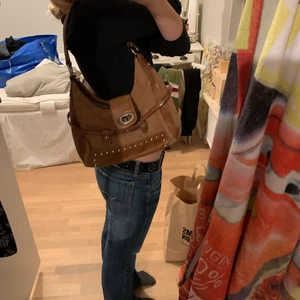 Rymlig väska  - Super snygg och praktisk väska i bra skick, säljer billigt då knäppet är sönder💕möts upp eller så står köparen för frakt