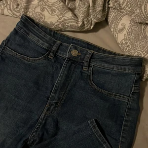 Skinny jeans  - Säljer ett par Skinny jeans mårkblåa använda få tal gånger.