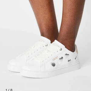 Sneakers - Så fina sneakers från zalando. Använda ett fåtal gånger, är i väldigt bra skick! Det är tyvärr för stora för mig, därför säljer jag vidare. Passar den som har 40 i skor, möjligtvis 41💗  249kr exklusive frakt, kan även mötas upp i Kungsbacka området. Nypris är 600kr