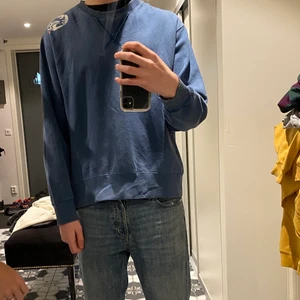 Vintage Japansk Sweatshirt  - Säljer denna snygga och unika japanska sweatshirten. Skick: 8/10. Om du bor i Sundsvall så är jag villig att mötas!