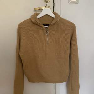 Stickad half zip tröja från BikBok i beige\brun färg. Storlek Xs men passar även s. Använd typ en gång. 😊💕