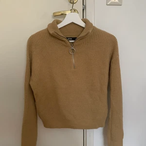 Halt zip Stickad - Stickad half zip tröja från BikBok i beige\brun färg. Storlek Xs men passar även s. Använd typ en gång. 😊💕