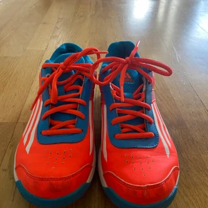 Adidasskor  - Adidas strl 38, mörkorange/blå. Fint skick, knappt använda. Hämtas i Vällingby eller kan mötas upp i stan. Kan skickas, köparen betalar frakt.