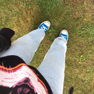 Zara jeans  - Ett par zara jeans som är slutsålda på hemsidan. Sitter bra i midjan och i längden för dig som är 1.57-160 ( klippte dom lite för dom var för långa på mig ) Storlek 32 Xs💓💓💓