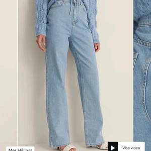 Blå vida jeans - Säljer dessa jeans från NA-KD då jag rensat garderoben. Använt ca 2 ggr så de är i nyskick. Inköpta för 499kr på hemsidan. Sista bilden är hur de sitter på mig. De är i storlek 36 och jag säljer de för 200kr+frakt!💕