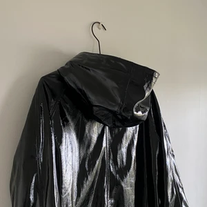 Regnjacka med stil - En regnjacka från Pull&Bear, använt max 2-3 gånger. Det är en regnjacka som också är väldigt snygg. Köparen står för frakt kostnad.