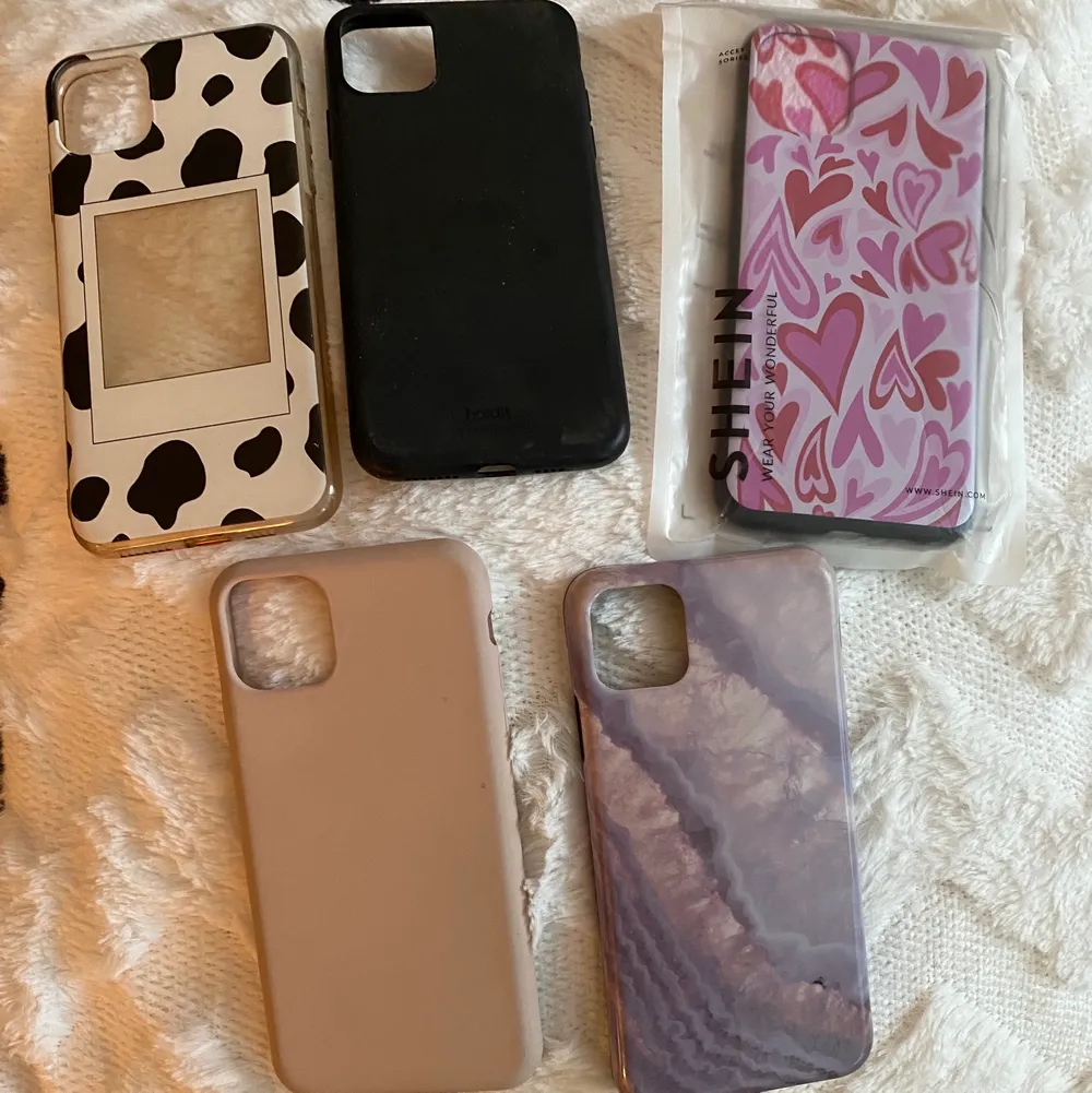 Selling 5 iPhone 11 Pro Max cases for 50 kr some of them are never used . Accessoarer.