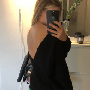 Nakd stickad tröja med öppen rygg - Stickad tröja med öppen rygg från Nakds samarbete med Linn Ahlborg. Storlek XSS men passar Xs/S