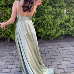 Balklänning  - Säljer min superfina satin klänning i denna trendiga färg, använd endast en kväll, justerbara axelband, slits, gratis frakt💚