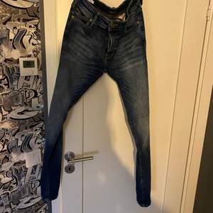 Hej säljer ett par fina jeans andvända några ggr. Storlek 31-32
