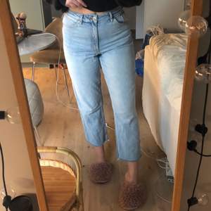 Blå jeans från Monki, storlek 29. Klippta i benen, så är croppade till anklarna. 