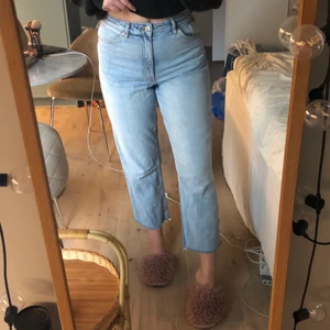 Jeans - Blå jeans från Monki, storlek 29. Klippta i benen, så är croppade till anklarna. 
