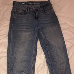 Säljer dessa snygga jeans från bikbok i storlek S. Väldigt stretchiga och sköna jeans💕