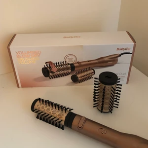 Varmluftsborste  - Säljer min roterande varmluftsborste med 2 olika storlekar på borstar då jag redan har en och därmed inte får användning av denna. Säljer för halva priset då ordinarie kostar mellan 600-700kr❣️