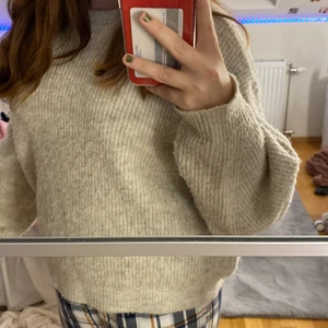 Stickad tjocktröja från Dilvin - En beige/grå skickad tjocktröja, ganska nopprig, men annars i bra skick💓 storleken är bortplippt, men passar mig som har stl M