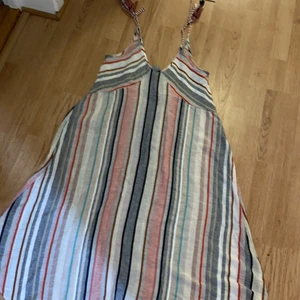 Fin klänning  - Har jätte fina färger man kan ha den i sommaren / jätte fin 