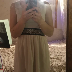 vit klänning  - vit klänning med blommönster på bröstkorgen och luftig nededel skitskön