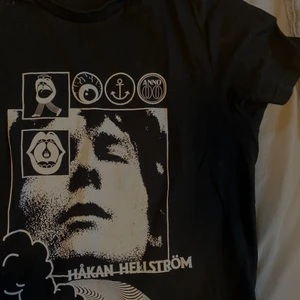 T-Shirt - Säljer min Håkan Hellström T-Shirt. Använd max 2 gånger så i väldigt fint skick! 