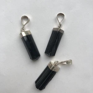 Svart turmalin  - 3 svarta turmalin smycken, 149 kr styck. Alla är äkta🖤