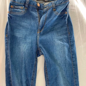Blåa jeans (Gina Tricot)  - Oanvända tighta jeans i storlek S. Byxorna har stretchat material och passar för någon i storlek S eller en storlek över då de är stretchat material. 