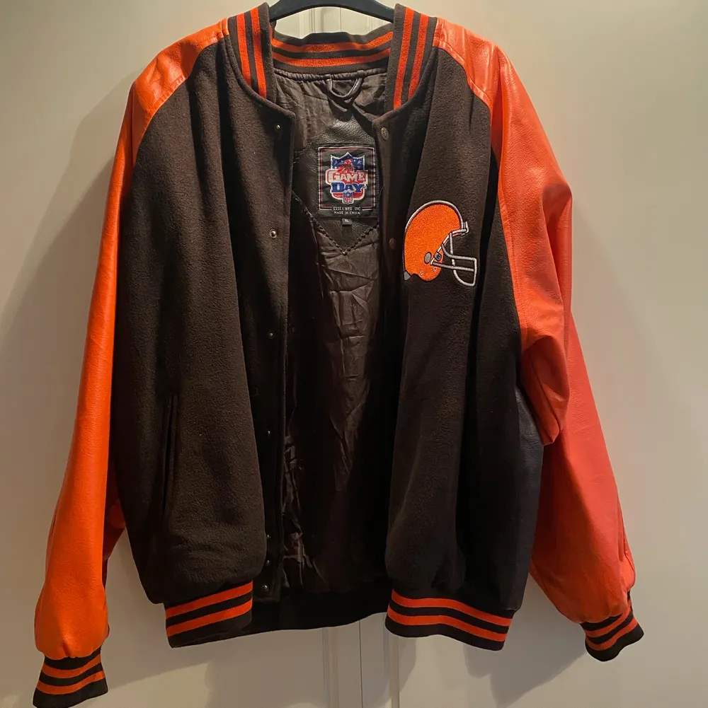 Browns orange/brun vintage bomberjacka/varsity jacka i PU läder. Köparen står för frakt . Jackor.