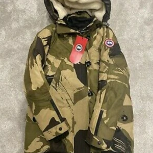 CANADA GOOSE Camo JACKA “ MYCKET OVANLIG - OVANLIG GOOSE CAMO JACKA Köpt i USA. 🤩🤩.   Finns endast ett gjorda  av dessa :)  Många små detaljer. Stl M.                                                     Säljes billigt, rensar ut hemma så MÅNGA annonser G👍. Så söker du något speciellt (märkeskläder, smik, parfym, jackor,skor mm ett mess. Flera bilder finns att få.🌸 💌                                                                                                         Postas över hela Sverige, helst med rek. post för bådas säkerhet. 