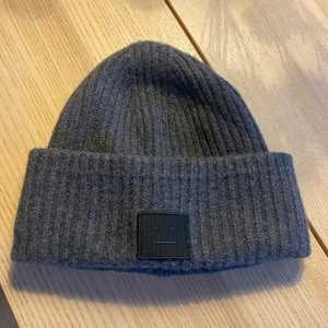 Acnemössa - Grå acnemössa i fint skick