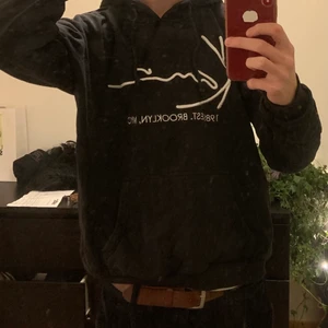 Karl Kani hoodie svart storlek L - Svart Hoodie från Karl Kani, riktigt dope märke från New York 90-talet om ni inte känner till det! Använd men mycket bra skick, skitsnygg och perfekt för lite kallare väder! Fråga om ni undrar något!