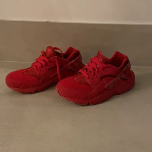 Nike skor  - Skorna är använda 2 gånger, dom är i bra skick. (Nästan helt nya). Skorna är i storlek 37,5. 