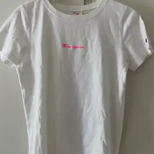 Cool t-shirt från champion, toppenskick då den knappt är använd!✨💖