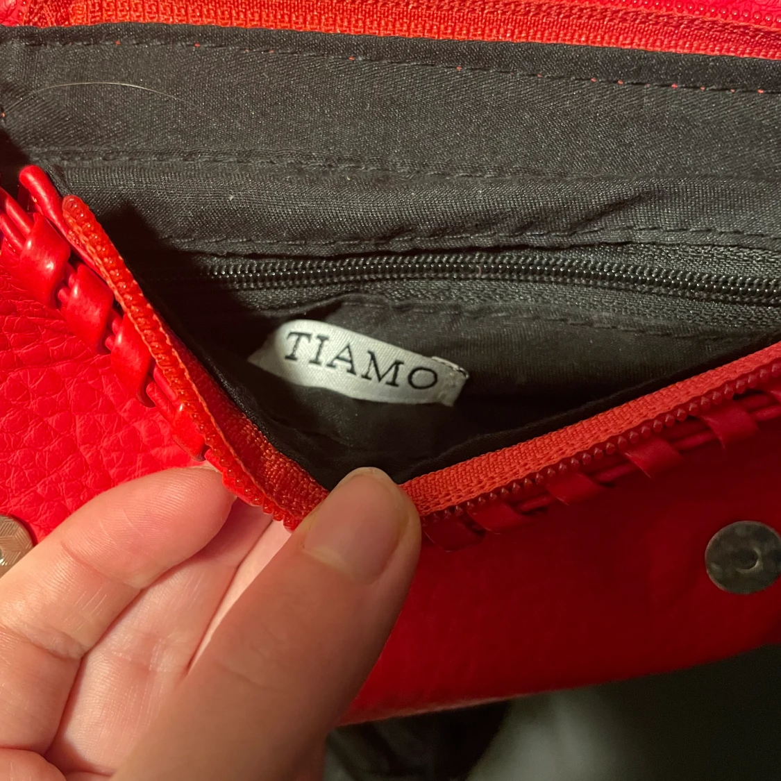 Röd tiamo väska  - 91