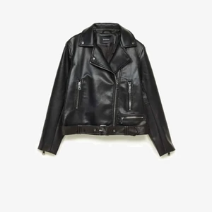 Skinnjacka oversized  - Säljer En skinnjacka som är oversized i strl M från stradivarius. inga defekter och är som ny. Ca 1,5 månad gammal. skriv för fler bilder. Nypris är 500kr 