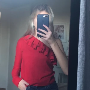 Röd tröja  - Röd topp från Chiquelle!! Superfint skick💛 frakt tillkommer