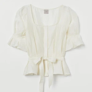 Oanvänd blus - Romantisk vit blus från HM. Oanvänd. 