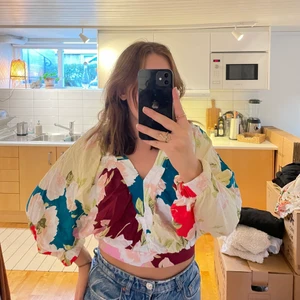 Blommig topp  - Superfin blommig topp från GinaTricot! Storleken är M men skulle säga att den snarare är en S🌸 50kr + frakt 