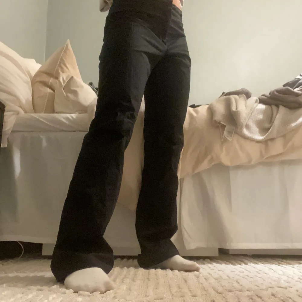Svarta chinos från HM i storlek 36🌸. Jeans & Byxor.