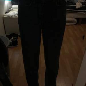 Ett par mörkblåa straight jeans. Är 173 & de går ner till hälarna. Snyggt ifall man vill att jeansen ska gå över skorna☺️