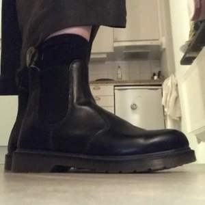 Dr. Martens chelsea boot - Dr. Martens chelsea boot som jag knappt använt, och köptes nya, storlek 40. Frakt tillkommer 🌸