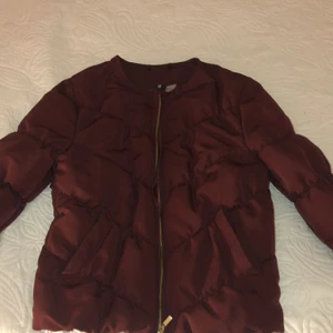 Jacka - Säljer en elegant jacka för endast 300 kronor, eftersom jag ej använder den mer. Skick 8/10  använt 4-5 gånger 